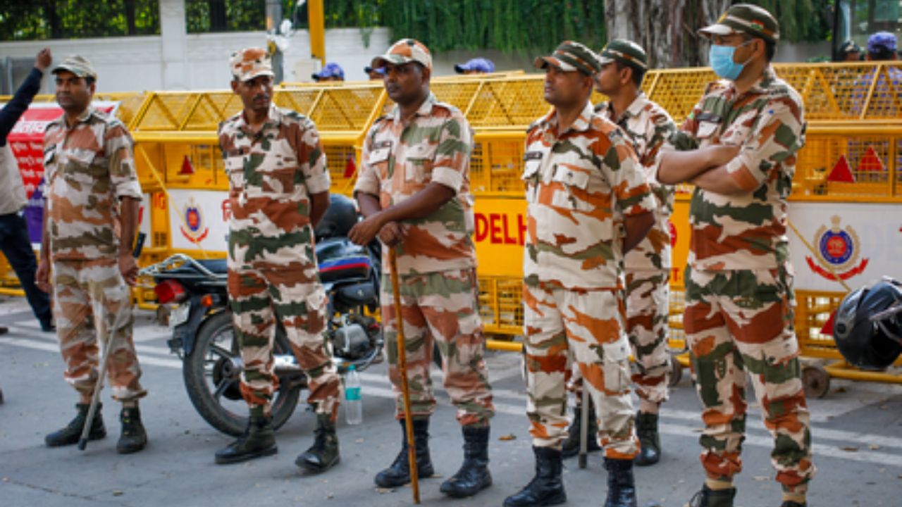 New Delhi : दिल्लीत इंटरनेट गुल्लं, मेट्रो सेवा मात्र कायम, गृहमंत्रायलयाचे आदेश