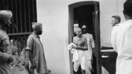 पुण्यातील ‘या’ ठिकाणांशी जोडल्या आहेत Mahatma Gandhi यांच्या आठवणी; गांधी जयंतीनिमित्त जाणून घ्या इतिहास