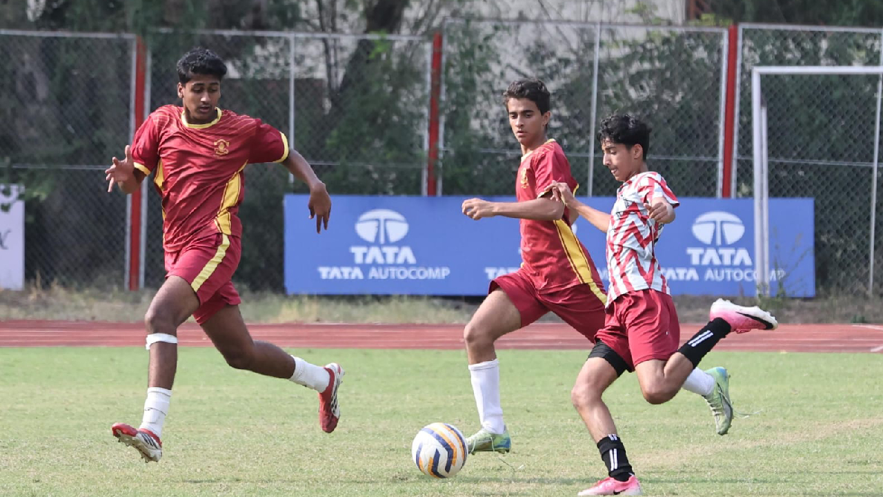 Football: पुण्यात फुटबॉलचा थरार! १६ वर्षांखालील गटात लॉयला हायस्कूल अन्…; फायनलमध्ये कोण भिडणार?