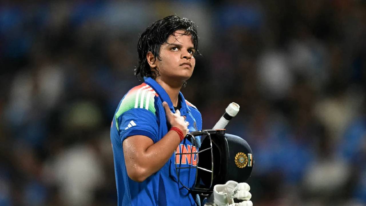 जमिनीवर बॉल आपटणे पडले महागात! झिम्बाॅम्बेविरुद्ध ‘त्या’ कृतीमुळे आयसीसीची Shefali Verma वर कारवाई