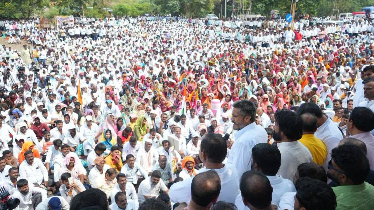 उजनीतील ऊर्जा प्रकल्पांविरोधात जनक्षोभ! महामार्गावर रास्ता रोको; Rohit Pawar आक्रमक, म्हणाले…