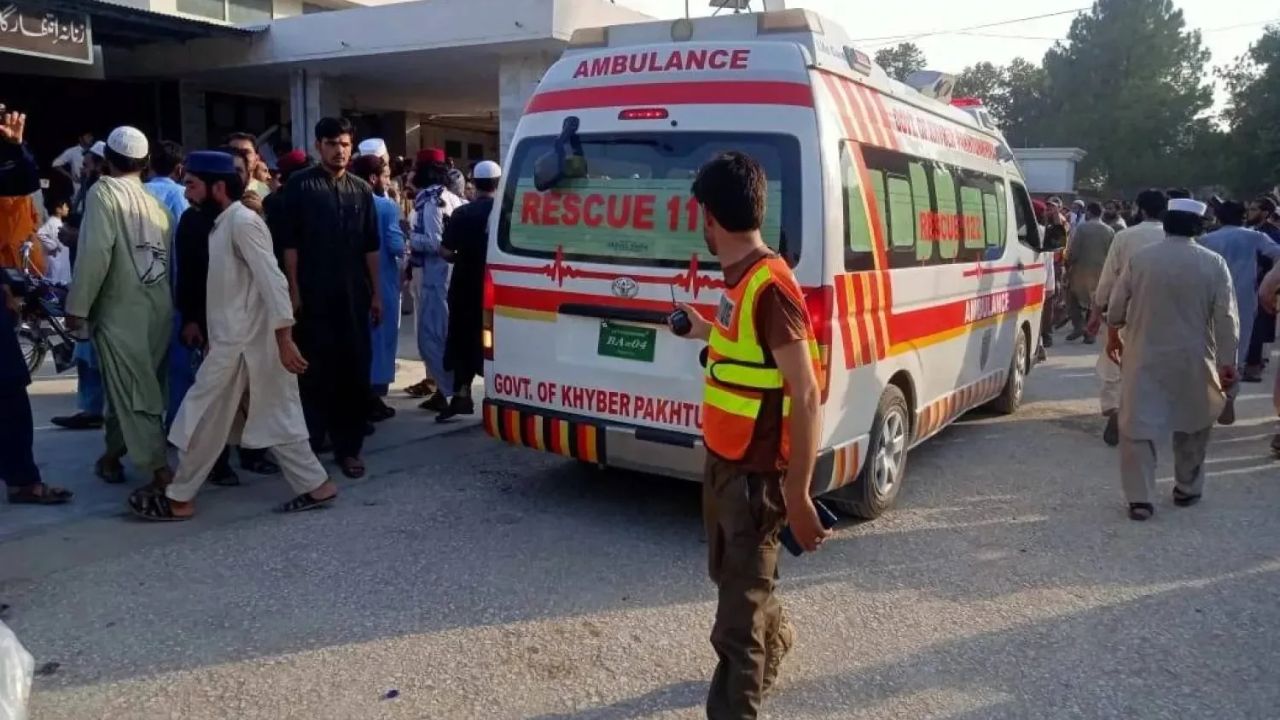 Pakistan News : पाकिस्तानच्या थरपारकरमध्ये भीषण अपघात! रुग्णवाहिकेत ऑक्सिजन सिलेंडरचा स्फोट, गरोदर महिलेसह 9 ठार
