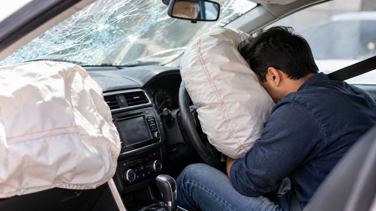 Automobile News : प्रत्येक अपघातात एअरबॅग उघडतेच असे नाही ;किती वेगाची धडक ठरते महत्वाची