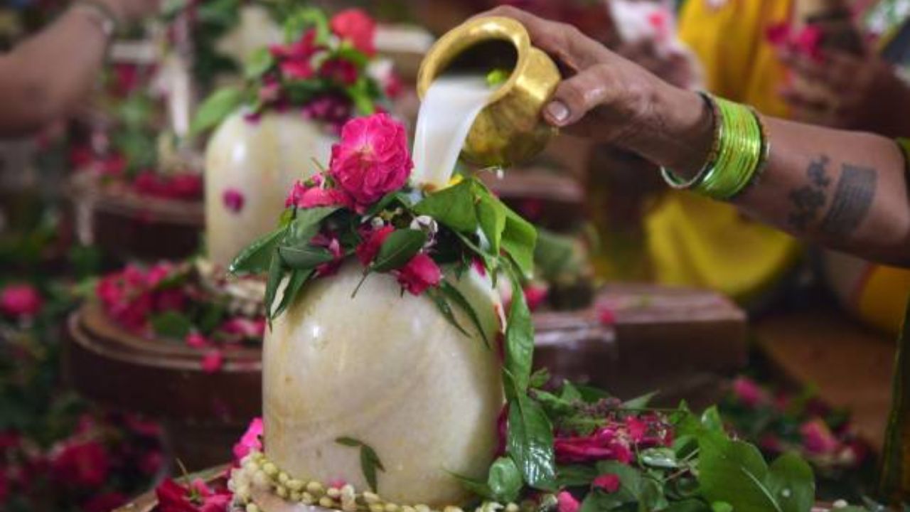 Pradosh Vrat: सुख समृद्धीसाठी आणि वैवाहिक जीवनासाठी प्रदोष व्रताच्या दिवशी करा हे उपाय