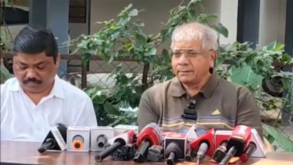 Pune: प्रकाश आंबेडकरांचा भाजप-RSS वर हल्लाबोल! तरुणांना केलं रस्त्यावर उतरण्याचं आवाहन!