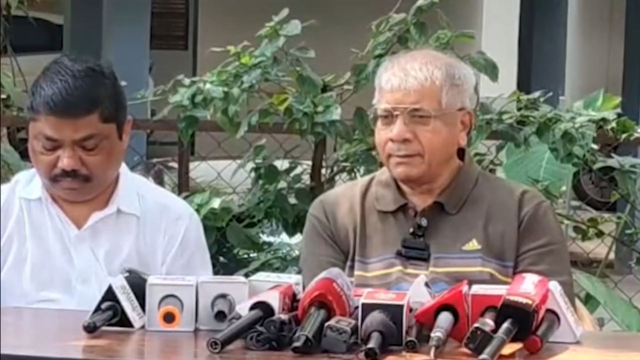 Pune: प्रकाश आंबेडकरांचा भाजप-RSS वर हल्लाबोल! तरुणांना केलं रस्त्यावर उतरण्याचं आवाहन!