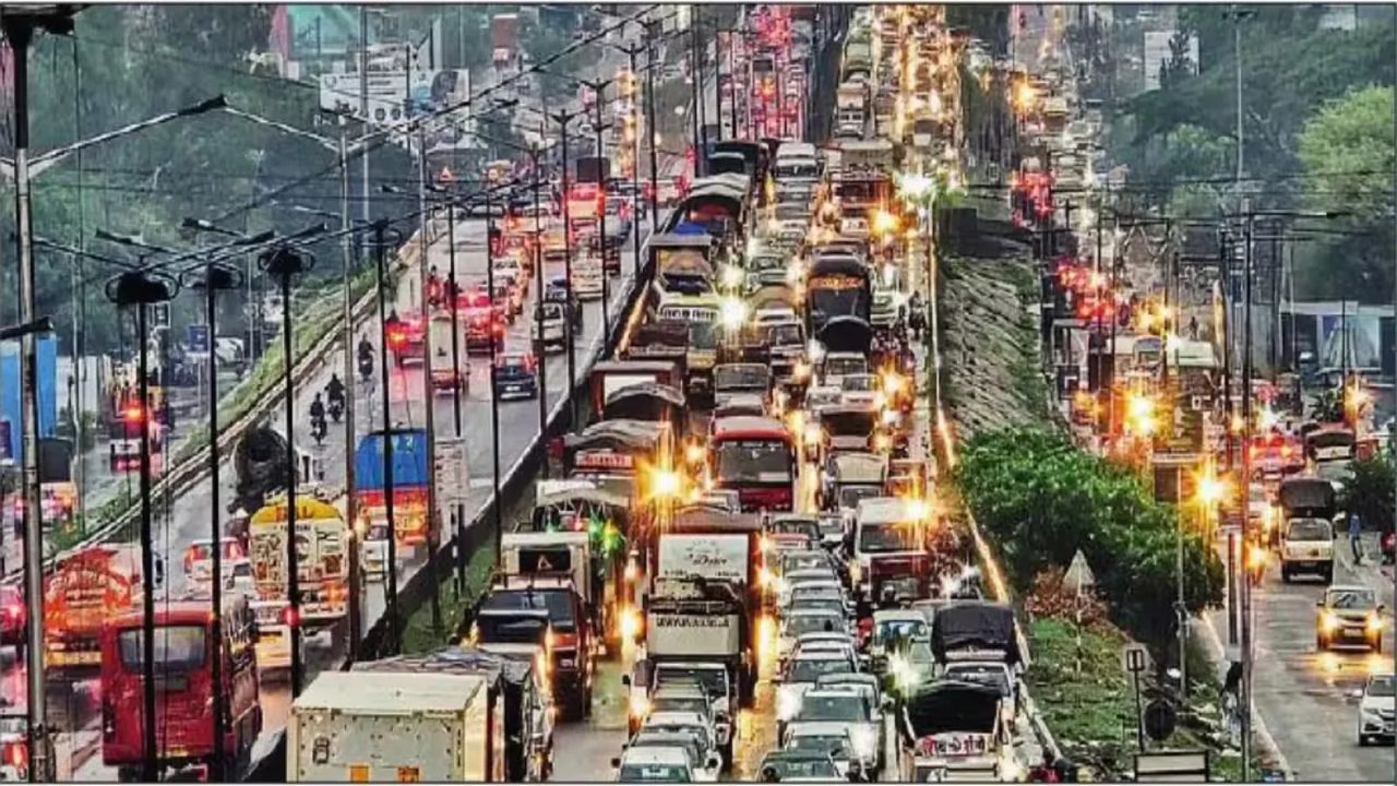 Pune Katraj Traffic Update: पुणेकरांनो, रस्त्यावर निघण्याआधी ही बातमी वाचा! कात्रज चौकात जड वाहनांना बंदी