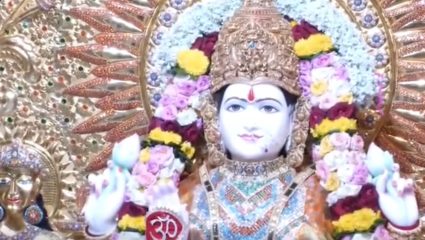 Pune Navratri : पुण्यातील श्री महालक्ष्मी मंदिरात देवीला सुवर्ण मुकुटाचा साज