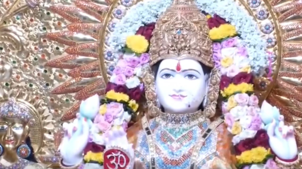 Pune Navratri : पुण्यातील श्री महालक्ष्मी मंदिरात देवीला सुवर्ण मुकुटाचा साज