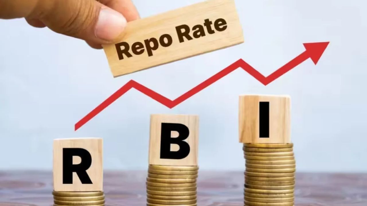 RBI Repo Rate: गृहकर्जाचा अदृश्य फटका! व्याजदरवाढीमुळे खरेदीदारांना अधिक पैसे मोजावे लागू शकतात