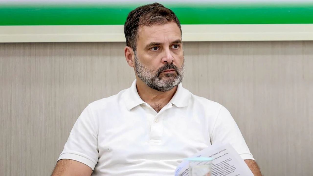 Rahul Gandhi : लाठ्या काठ्यांनी जमाव पांगवता येतो, प्रश्न नाही! राहुल गांधींचा ‘वोट चोरी’ प्रकरणी पुन्हा निशाणा