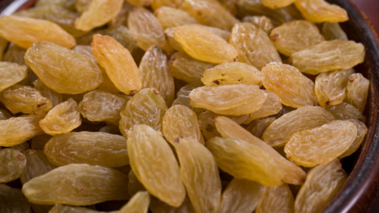 मनुका दातांना चिकटतात. मनुकांमध्ये ओलिआनोइक ॲसिड नावाचे एक आम्ल असते, जे दातांमध्ये जीवाणू तयार होण्यास प्रतिबंध करते.