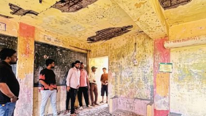 Chandrapur News: धोकादायक इमारतीत शिक्षणाचा खेळ; भेगा पडलेल्या भिंती, उखडलेली फरशी… विद्यार्थ्यांच्या सुरक्षेचा प्रश्न ऐरणीवर