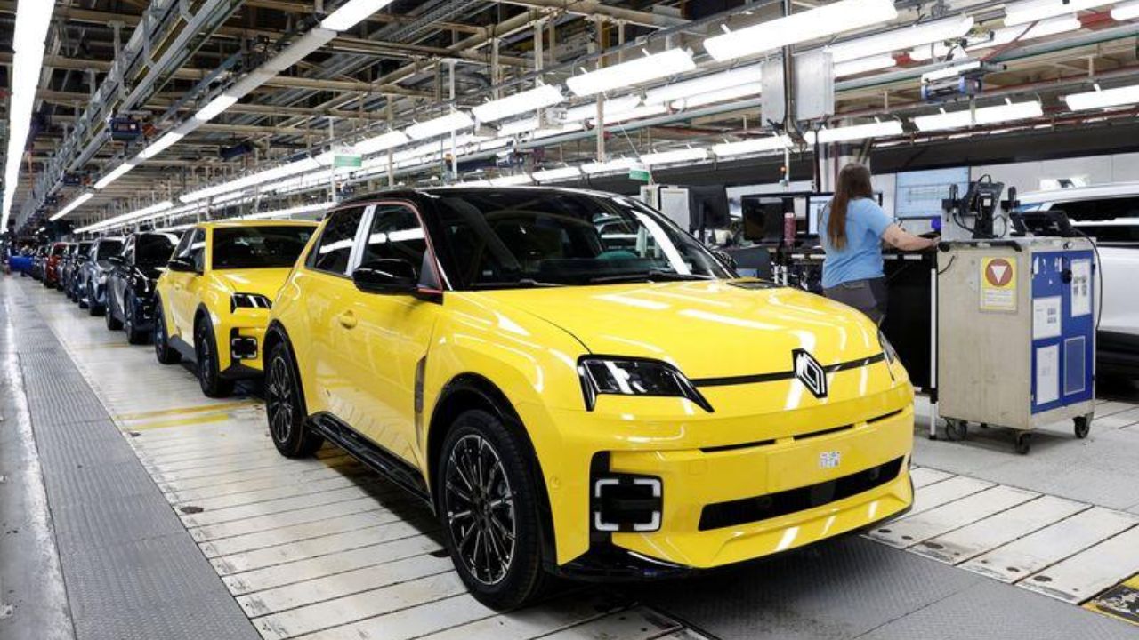 Renault EV :फ्रान्समध्ये Renaultचा मोठा प्लॅन; EV आणि स्वस्त गाड्यांसाठी १० अब्ज युरोंहून अधिक गुंतवणूक