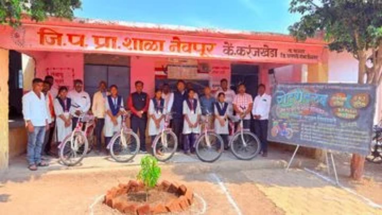 Rotary Club Social Initiative : नेवपूरच्या विद्यार्थिनींना मिळाल्या पाच सायकली; रोटरी क्लबचा पुढाकार