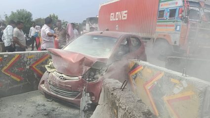 Car Fire Accident: काळ आला होता, पण वेळ आली नव्हती! तारळी नदी पुलाजवळ कारचा आगीचा भडका; पोलिसांच्या धाडसाने टळली मोठी दुर्घटना