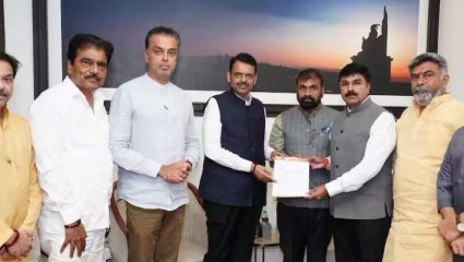 Manoj Jarange Audio Clip Controversy : ऑडिओ क्लिपची SIT चौकशी होणार? शिंदे गटाची मुख्यमंत्र्यांकडे धाव, फडणवीसांनी दिला शब्द