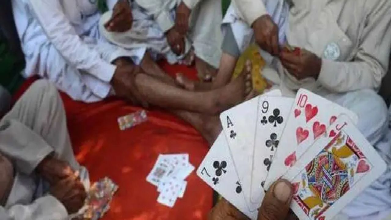 Sillod Police Raid : सिल्लोड येथे पोलिसांच्या कारवाईत कल्याण मटका जुगार रॅकेटचा पर्दाफाश, बेकायदेशीर मद्यसाठा देखील जप्त