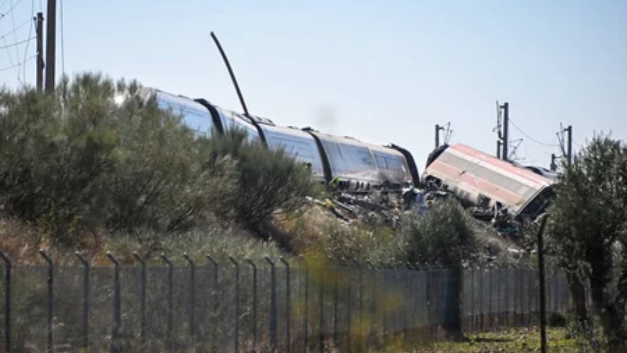Spain Train Crash : स्पेनमध्ये रेल्वे अपघातानंतर हिंसक आंदोलन; पंतप्रधानांसह परिवहन मंत्र्यांच्या राजीनाम्याची मागणी