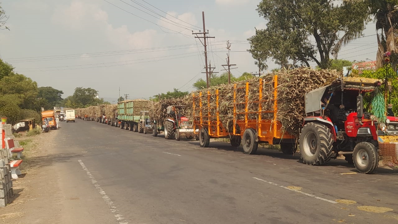 कराड उत्तरमध्ये स्वाभिमानी शेतकरी संघटनेचे आंदोलन; ऊस वाहतूकच रोखली, 3 किलोमीटरपर्यंत रांगा