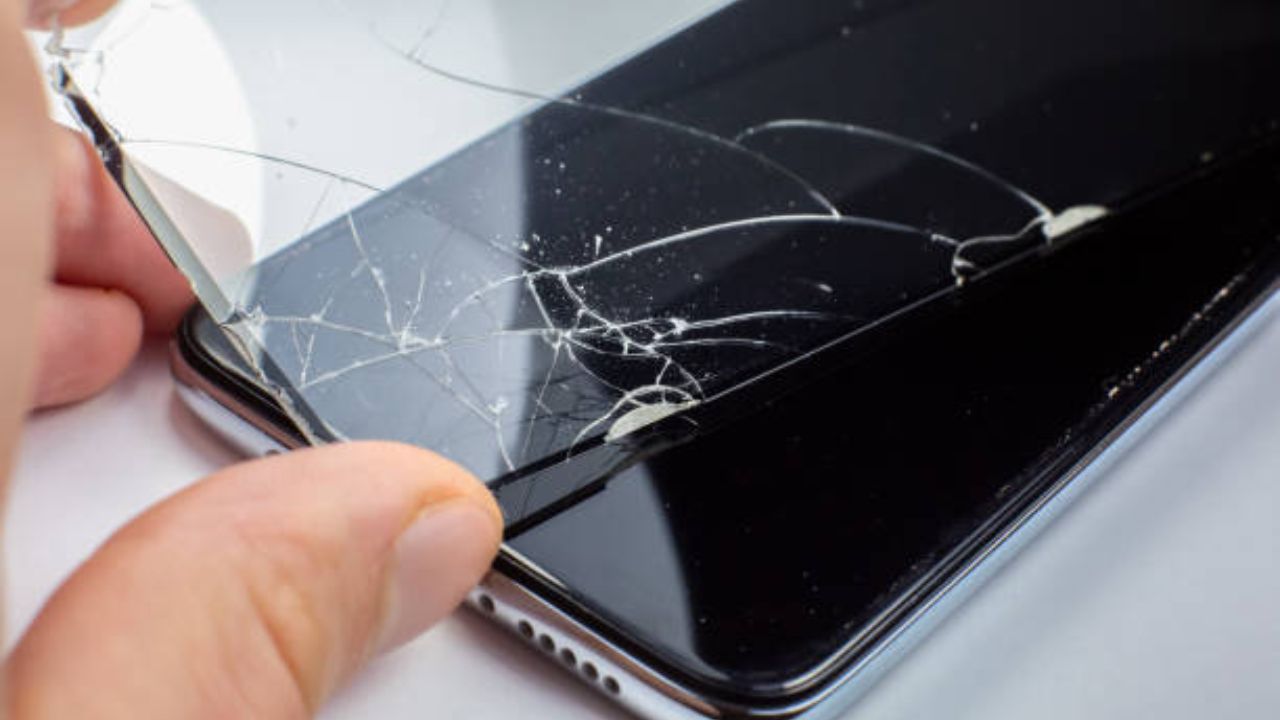 Tech Tips: छोटासा तडा, पण नुकसान मोठं! स्मार्टफोनवर अजूनही तुटलेला टेम्पर्ड ग्लास वापरताय? होऊ शकतं मोठं नुकसान