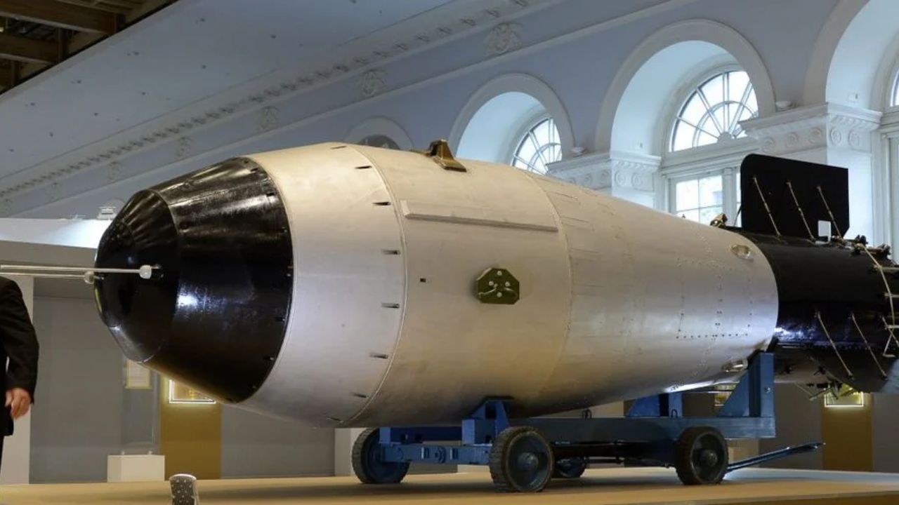 Tsar Bomba : जेव्हा जगातील सर्वात शक्तिशाली अणुबॉम्ब फुटला; 900 किमी दूर फुटल्या काचा, पृथ्वी तीन वेळा हादरली