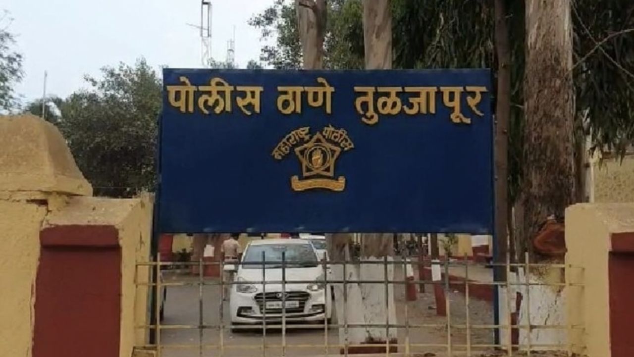 Tuljabhavani Temple News : तुळजाभवानी मंदिरात पोलिसांची दादागिरी? सुरक्षा रक्षकाला बेदम मारहाण