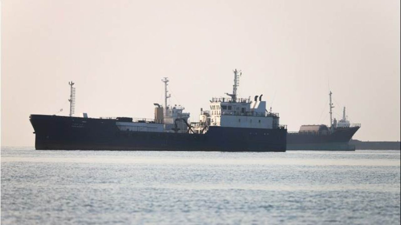 Strait Of Hormuz : ओमानच्या आखातात अमेरिकेचा मोठा हवाई हल्ला: ‘ओशन मोलिका’ मालवाहू जहाज समुद्रातच निकामी