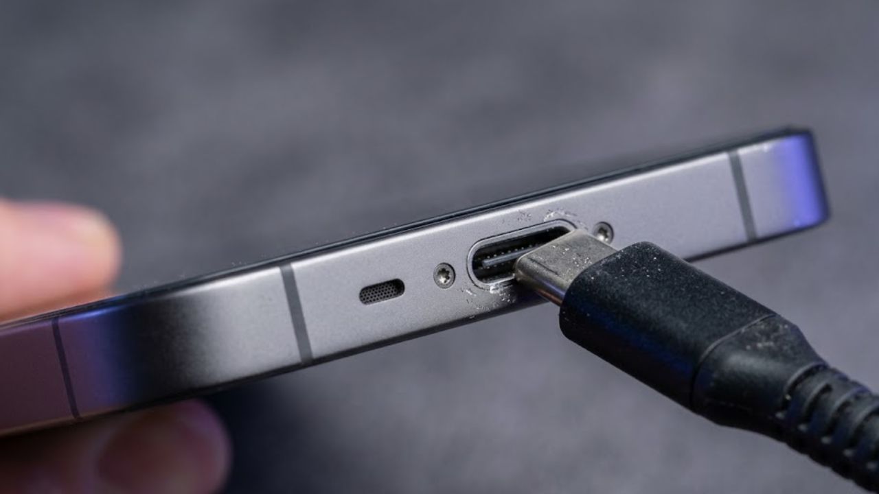 Tech Tips: स्मार्टफोन चार्ज करताना निष्काळजीपणा पडेल महागात! या चुकांमुळे USB Type-C पोर्ट होऊ शकतं खराब