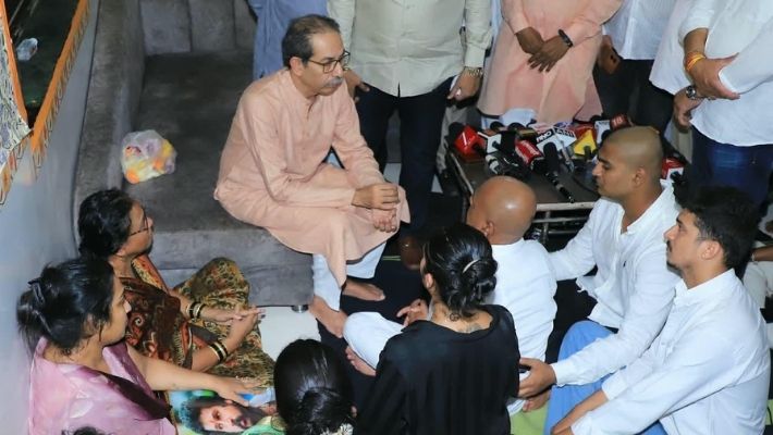 Pradeep Purnekar Murder : उद्धव ठाकरे थेट पूर्णेकर कुटुंबीयांच्या भेटीला, ‘शेवटपर्यंत तुमच्यासोबत’ म्हणत दिला मोठा शब्द