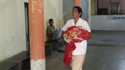 Ulhasnagar Traffic Jam : वाहतूक कोंडीने गाठली परिसीमा! रुग्णालय गाठण्याआधीच रिक्षेत महिलेची प्रसूती