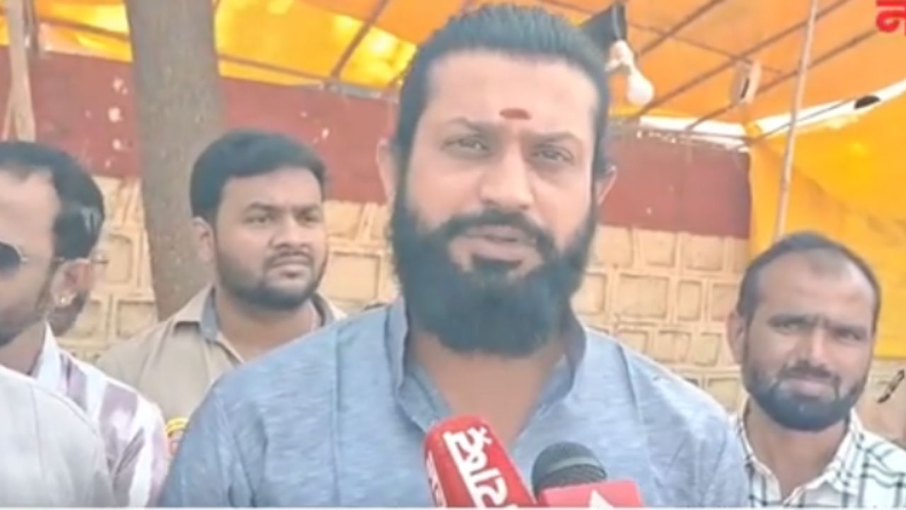 Beed Khandeshwari Yatra : बीड मधील खंडेश्वरी यात्रा महोत्सवात पोलीस आणि व्यापाऱ्यांमध्ये वाद