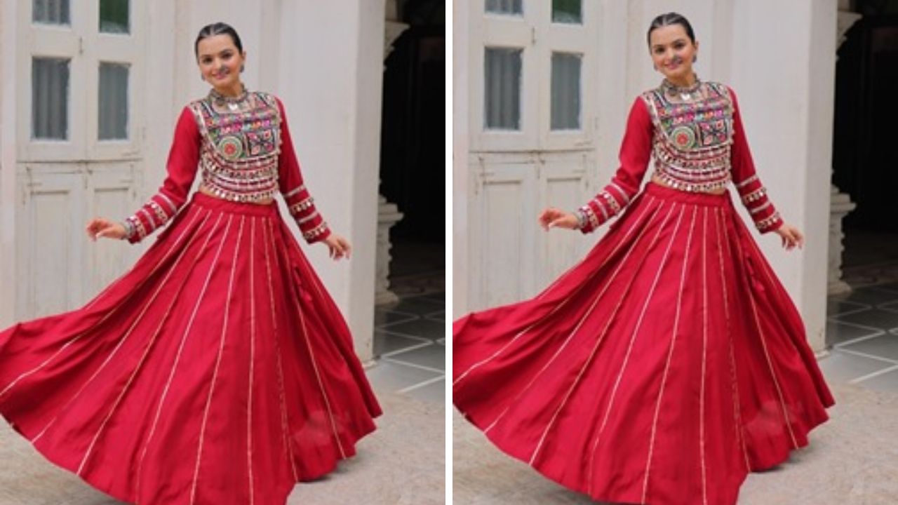 लाल लेहेंगा हा नवरात्रीतील एक क्लासिक पर्याय आहे. त्यासोबत कॉन्ट्रास्टिंग एम्ब्रॉयडरी केलेला ब्लाउज आणि पारंपरिक दागिने परिधान करून उत्सवी लूक मिळवा.