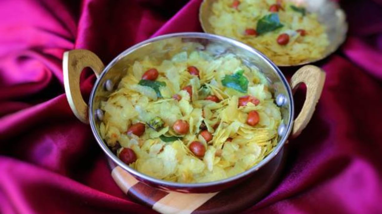 शेंगदाणे, कढीपत्ता, पोहे आणि खंमग फोडणी देऊन बनवलेला पोह्यांचा चिवडा चवीला अतिशय सुंदर लागतो. पोह्यांचा चिवडा महिनाभर व्यवस्थित टिकून राहतो.