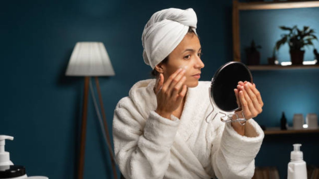 Skin Care Tips: सकाळी उठल्यानंतर चेहऱ्यावर येईल नॅचरल ग्लो! रात्री झोपण्यापूर्वी फाॅलो करा ‘हे’ स्किन केअर रूटीन