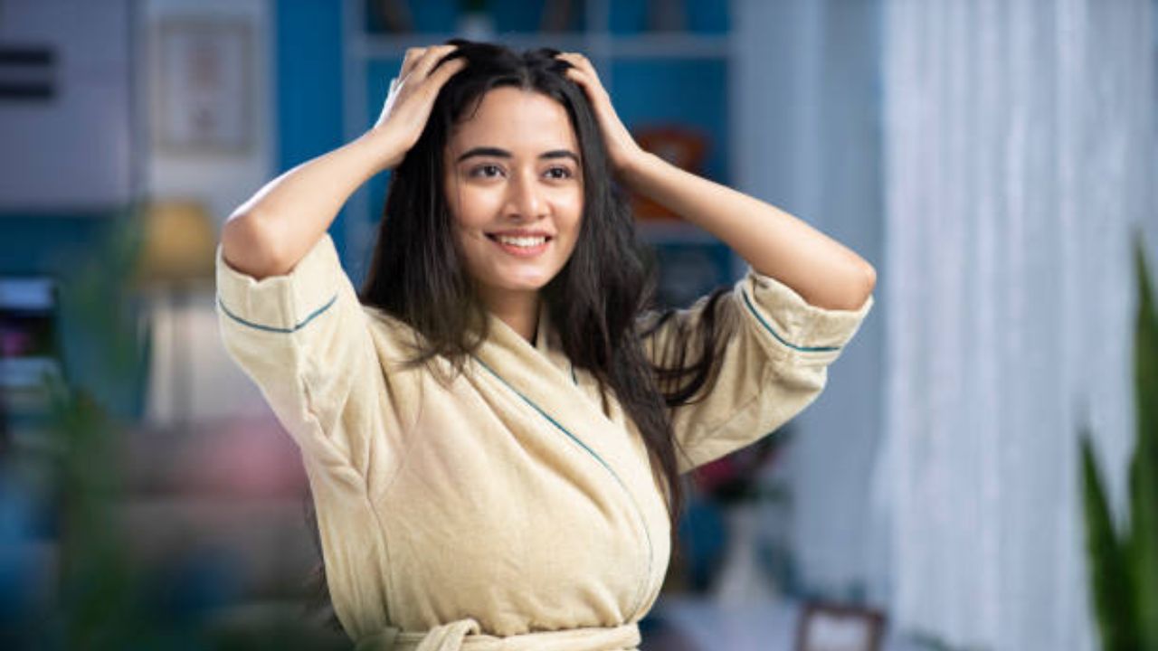 Hair Care: लग्नाच्या २ महिने आधीपासूनच घ्या केसांची काळजी! घनदाट केसांसाठी आजीबाईच्या बटव्यातील ‘हा’ उपाय केल्यास केस होतील घनदाट