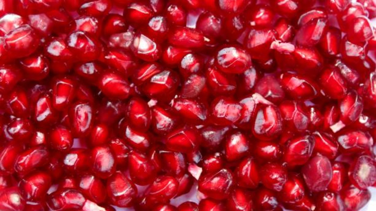 Pomogranate Benefits: सकाळी उठल्यानंतर नियमित करा वाटीभर डाळिंबाचे सेवन, रक्त शुद्ध होण्यासोबतच शरीर होईल डिटॉक्स