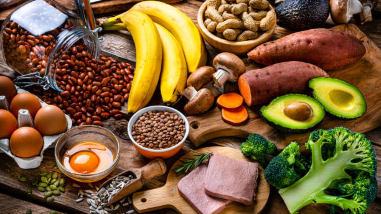 Vitamin B12 च्या कमतरतेमुळे हाडांचा सांगाडा झाला आहे? मग नियमित करा ‘या’ पदार्थांचे सेवन