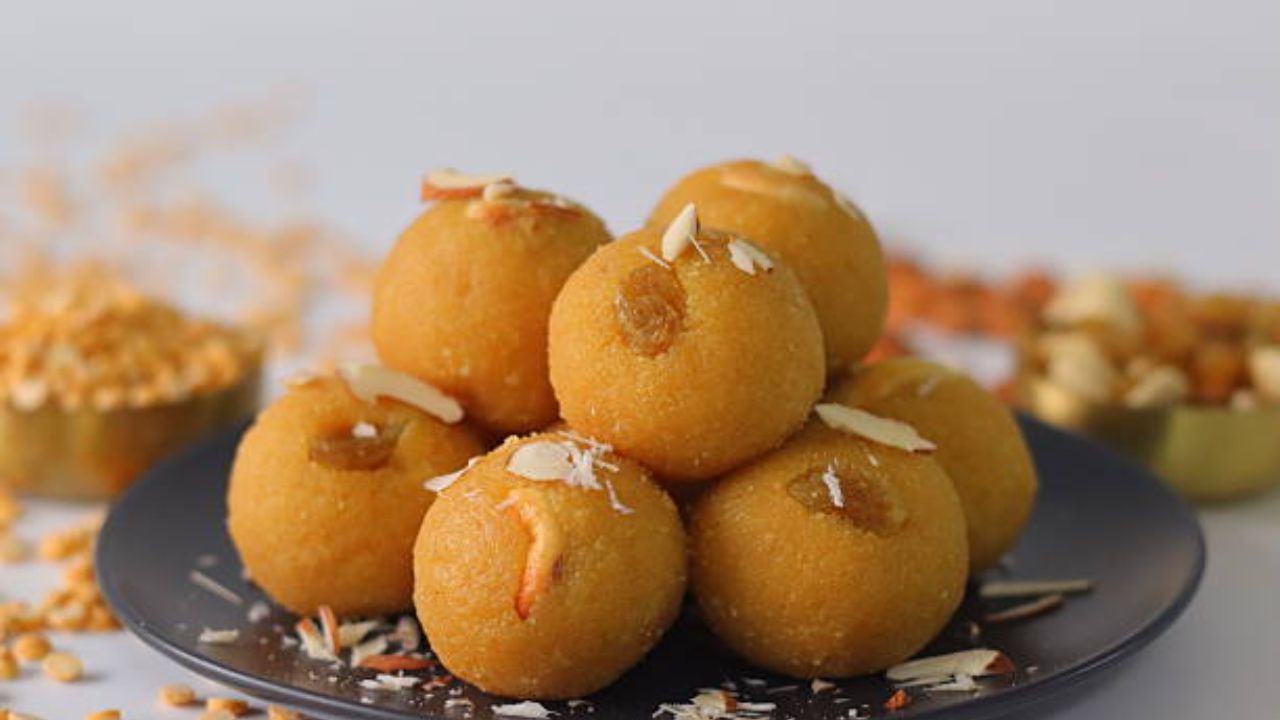 Diwali 2026: तोंडात टाकताच सहज जातील विरघळून! दिवाळीनिमित्त घरी बनवा खास डिंक-बेसन लाडू, नोट करा रेसिपी