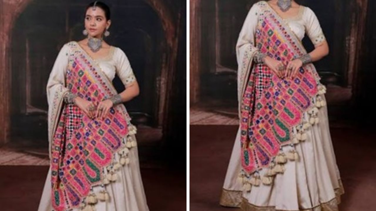 सिल्व्हर-ग्रे रंगाचा लेहेंगा किंवा शरारा या साध्या रंगाला उत्सवी लूक देऊ शकतो. यासोबत रंगीबेरंगी इअररिंग्स किंवा बांगड्या घालून कॉन्ट्रास्ट तयार करा.
