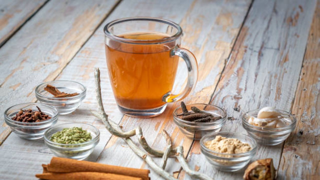 Homemade Spice Drink: नसांना चिकटलेली चरबी झपाट्याने होईल कमी! ‘हे’ पदार्थ पाण्यात उकळवून प्यायल्यास महिनाभरात दिसून येतील बदल