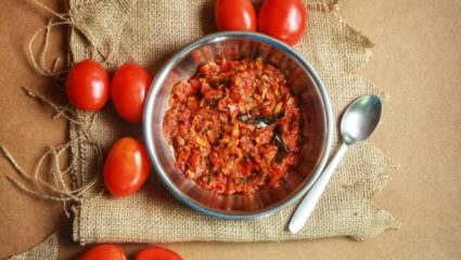 Tomato Pithla Recipe: पदार्थ पाहून तोंडाला सुटेल पाणी! गरमागरम भाकरीसोबत बनवा झणझणीत टोमॅटोच पिठलं, नोट करा भन्नाट चवीची रेसिपी