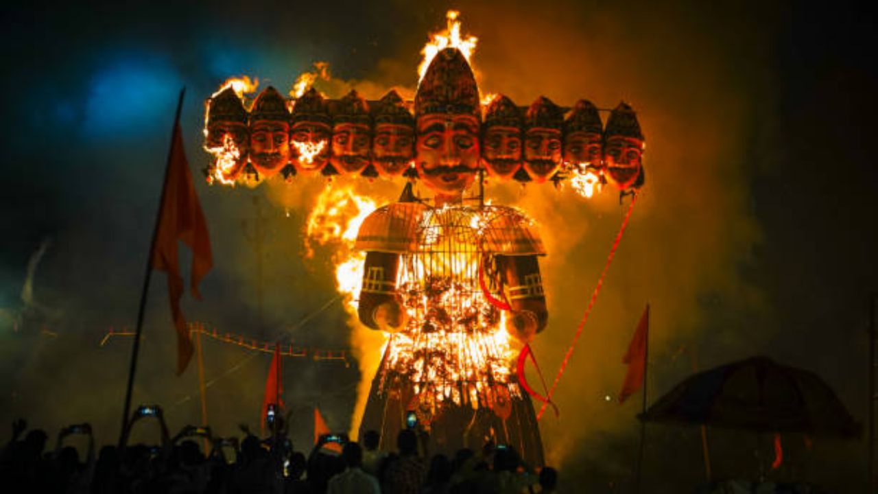 Dussehra 2026: कुठे रावणदहन, तर कुठे दुर्गापूजा! भारतातील ‘या’ राज्यांमध्ये दसऱ्याचा उत्साह असतो शिगेला, जाणून घ्या खास परंपरा