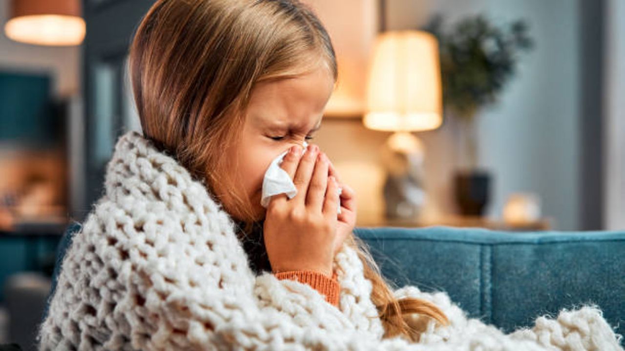 Childhood Health: खेळण्याच्या वयातच मुलांना थकवा का जाणवतोय? मुलांच्या शरीरात दिसणाऱ्या ‘या’ लक्षणांकडे अजिबात करू नका दुर्लक्ष