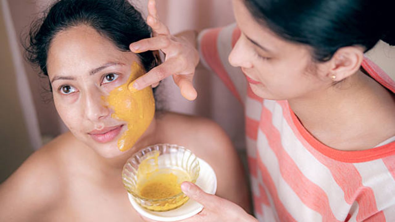 Skin Care Tips: कडक उन्हामुळे त्वचेवर टॅन वाढला आहे? मग दह्यात मिक्स करा ‘हे’ पदार्थ, त्वचा राहील फ्रेश आणि थंड