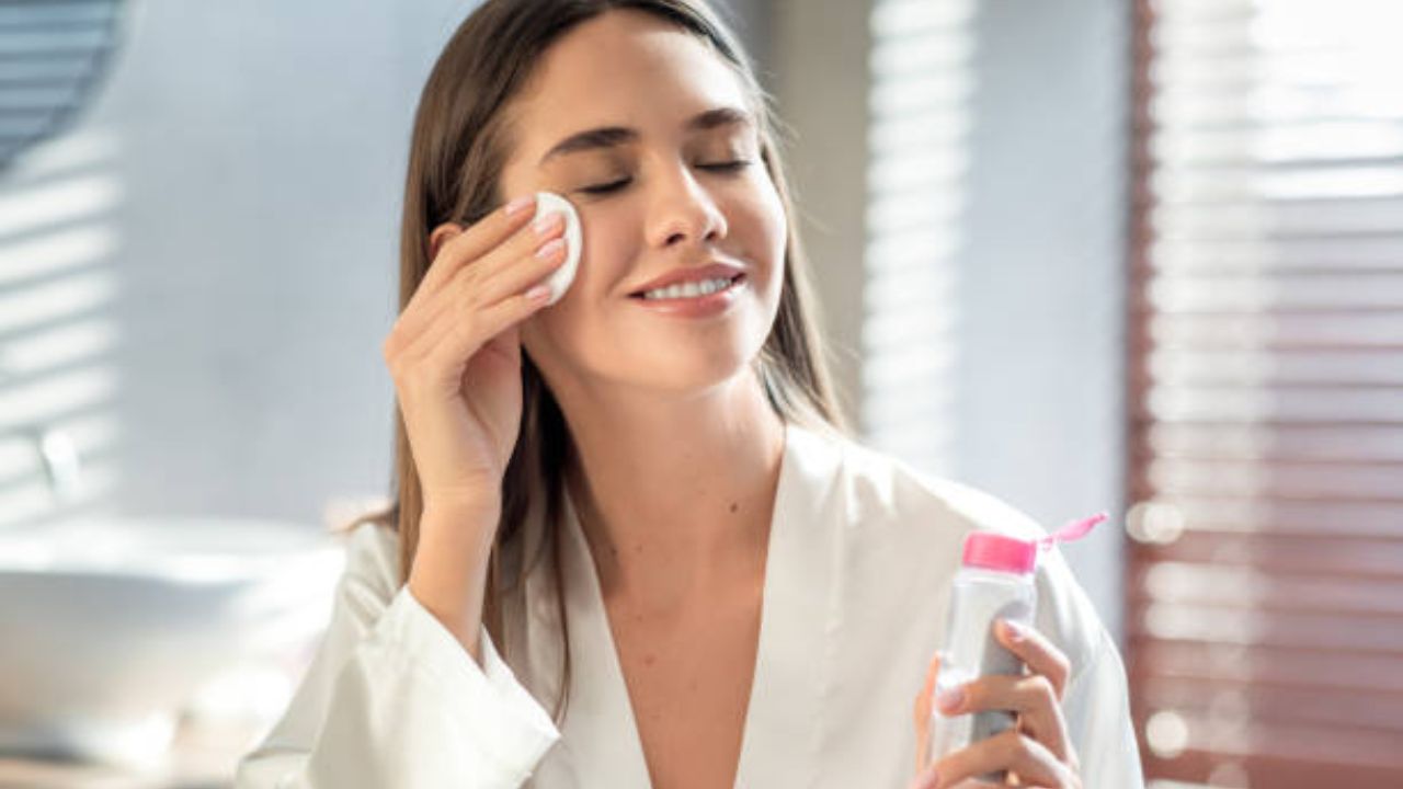 महागड्या Makeup Remover चा वापर करण्याऐवजी ‘हे’ पदार्थ वापरून काढा चेहऱ्यावरील मेकअप, त्वचा होईल स्वच्छ