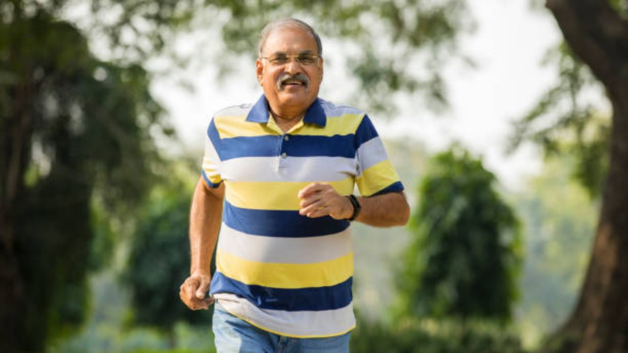 Exercise For Seniors: वाढत्या वयात फक्त वॉकिंग पुरेसे नाही! ज्येष्ठांनी ‘या’ एक्सरसाइजचा नक्की दैनंदिन जीवनशैलीत करावा समावेश