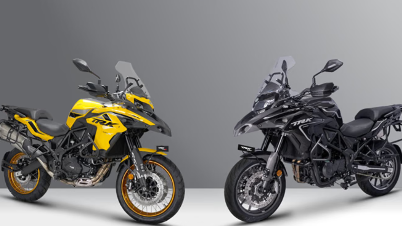 Benelli TRK 552 — ₹7.22 लाख Benelli TRK 552 ही लांब पल्ल्याच्या प्रवासासाठी तयार करण्यात आलेली अॅडव्हेंचर टूरिंग बाईक आहे. तिच्या मोठ्या बॉडीवर्कमुळे आणि टूरिंग-केंद्रित डिझाइनमुळे ती लांबच्या राइड्ससाठी आकर्षक ठरते. या बाईकमध्ये आरामदायी प्रवास, स्थिर रायडिंग आणि अॅडव्हेंचर स्टाइलला महत्त्व देण्यात आले आहे. भारतातील तिची सुरुवातीची एक्स-शोरूम किंमत ₹7.22 लाख आहे. Benelli TRK 552X — ₹7.74 लाख Benelli TRK 552X ही TRK 552 ची अधिक अॅडव्हेंचर-केंद्रित आवृत्ती आहे. खराब रस्ते आणि लांबच्या प्रवासासाठी योग्य ठरेल अशा प्रकारच्या डिझाइनवर या मॉडेलमध्ये भर दिला आहे. मोठा आकार, उंच रायडिंग पोझिशन आणि टूरिंगसाठी उपयुक्त रचना ही तिची प्रमुख आकर्षणे आहेत. या बाईकची सुरुवातीची एक्स-शोरूम किंमत ₹7.74 लाख आहे.