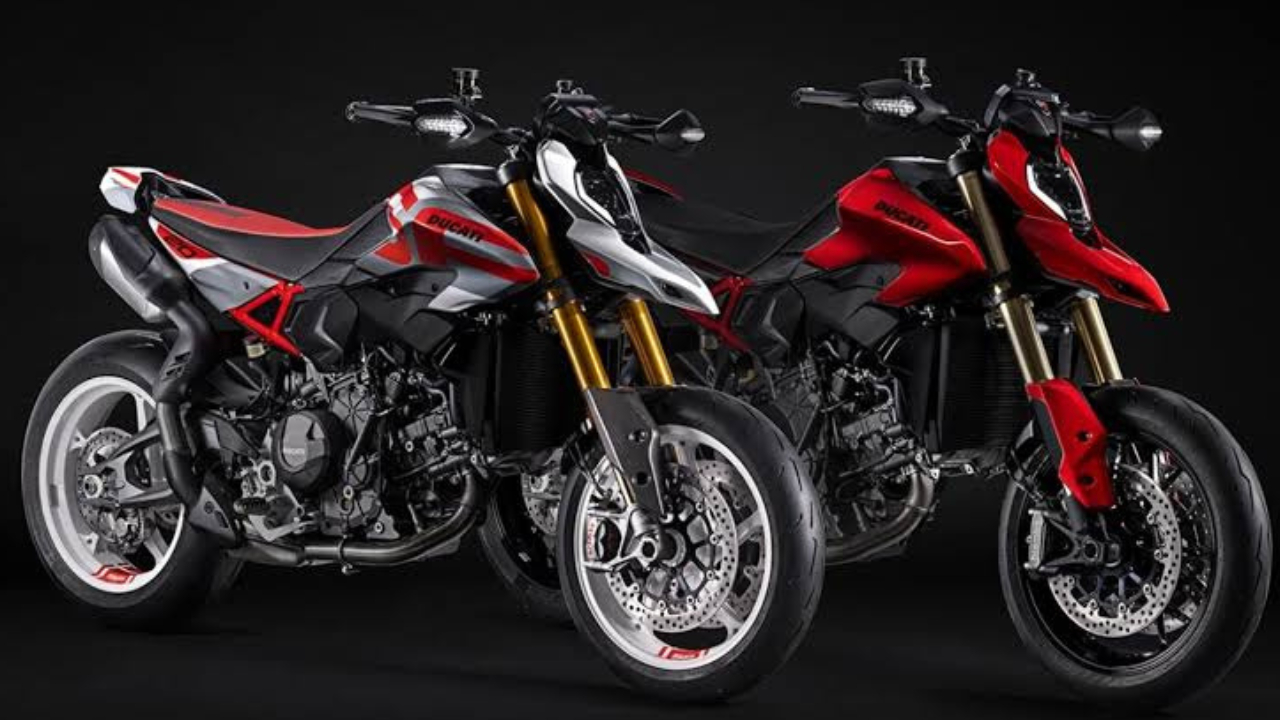 Ducati Hypermotard V2 — ₹16.53 लाख Ducati Hypermotard V2 ही स्पोर्टी रायडिंग आणि चपळ हाताळणीला प्राधान्य देणारी प्रीमियम मोटरसायकल आहे. तिची उंच स्टान्स, आकर्षक बॉडी डिझाइन आणि आक्रमक लूक यामुळे ती इतर बाईक्सपेक्षा वेगळी दिसते. शहरातील वळणदार रस्ते आणि उत्साही रायडिंगचा आनंद घेणाऱ्या अनुभवी रायडर्सना हे मॉडेल आकर्षित करू शकते. तिची सुरुवातीची एक्स-शोरूम किंमत ₹16.53 लाख आहे. Ducati Hypermotard V2 SP — ₹20.78 लाख Ducati Hypermotard V2 SP ही या मालिकेतील अधिक प्रीमियम आवृत्ती आहे. स्टँडर्ड मॉडेलच्या तुलनेत SP व्हेरिएंटमध्ये परफॉर्मन्स आणि रायडिंग अनुभवाला अधिक महत्त्व दिले जाते. तिची स्पोर्टी रचना आणि विशेष उपकरणे प्रीमियम मोटरसायकल पसंत करणाऱ्या ग्राहकांसाठी आकर्षण ठरू शकतात. या बाईकची सुरुवातीची एक्स-शोरूम किंमत ₹20.78 लाख आहे.