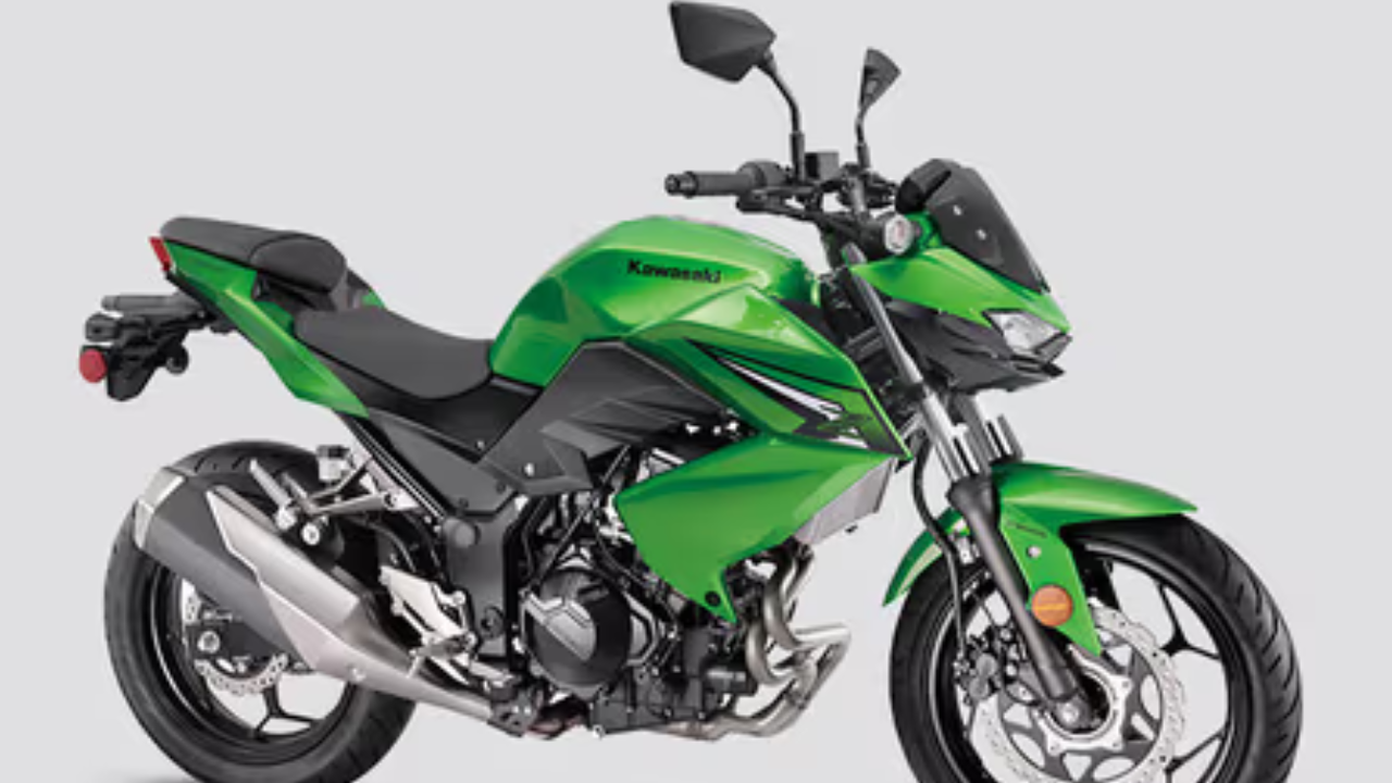 Kawasaki Z300 — ₹3.24 लाख Kawasaki Z300 ही नेकेड स्ट्रीटफायटर प्रकारातील मोटरसायकल आहे. तिचे आक्रमक डिझाइन आणि कॉम्पॅक्ट बॉडीवर्क यामुळे ती स्पोर्टी बाईक पसंत करणाऱ्यांचे लक्ष वेधते. शहरातील प्रवासासोबतच वीकेंड राइड्ससाठीही अशा प्रकारची मोटरसायकल उपयोगी ठरू शकते. या मॉडेलची सुरुवातीची एक्स-शोरूम किंमत ₹3.24 लाख आहे.